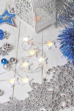 Beyaz bir yüzeydeki Noel süslerinin arka planı, şenlik havası..