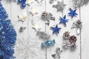 Beyaz bir yüzeydeki Noel süslerinin arka planı, şenlik havası konsepti, düz yatıyordu..