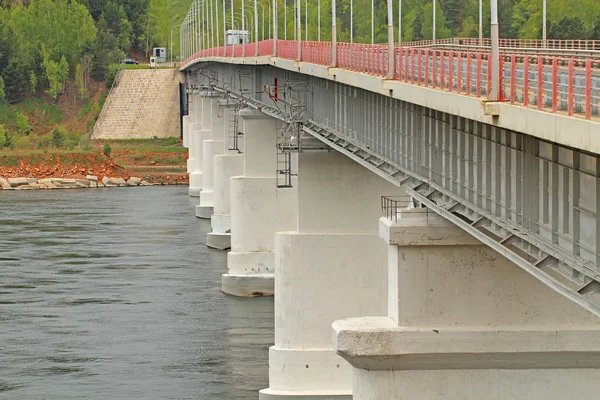 Nehrin Üzerindeki Beton Köprü Ormanın Arka Planına Karşı — Stok fotoğraf