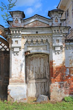 Eski malikanenin taş kapısında bir kale..