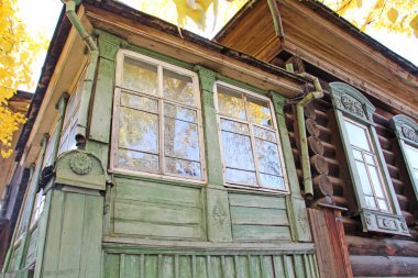 Oyma detaylarla, pencerelerle, bantlarla, panjurlarla dolu eski bir ahşap ev..