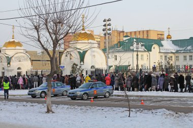 Krasnoyarsk, Rusya, 01 / 19 / 2014 Vaftiz bayramında Ortodoks Katedrali 'nde kutsal su için farklı yaşlardaki Yayın Yönetmenleri kuyrukta bekliyor.