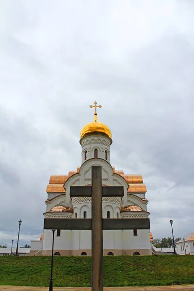 Orthodox cross on the background of the Orthodox Church with golden domes. — Stock Photo, Image