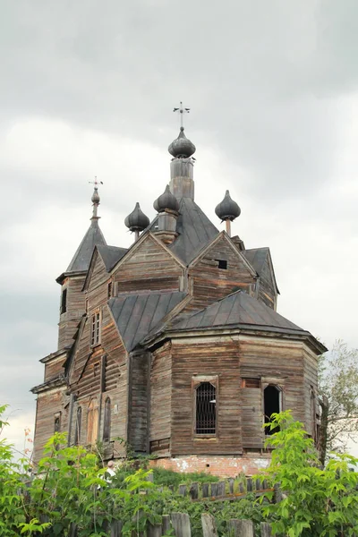 Old abandoned wooden orthodox cathedral, concept of the loss of architectural monuments. — Stock Photo, Image