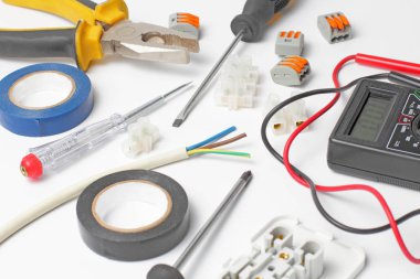 Beyaz arkaplanda elektrikli araçlar ve araçlar, yakın plan.
