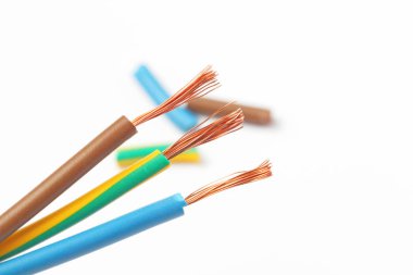 Soyulmuş renk yalıtımlı üç bakır kablo, yalıtım parçaları, beyaz arka plan, yakın plan.