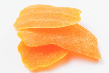 Beyaz arka planda kurutulmuş mango dilimleri..