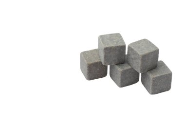 Beyaz arkaplanda viski taşları, metin için yer.