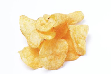 Beyaz arka planda küçük bir patates cipsi yığını..