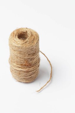 Beyaz arkaplan üzerinde jüt kaba iplikçikleri kapalı metin için yer.