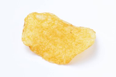 Beyaz arka planda doğal patates cipsi..
