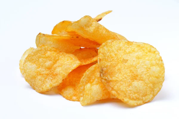 En liten hög med naturliga potatischips på vit bakgrund. — Stockfoto