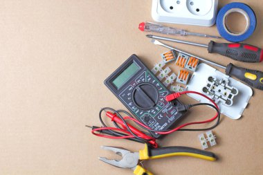 Elektrikçi araçları ve araç gereçleri bir zanaat arka planı, düz uzanma, metin için yer.