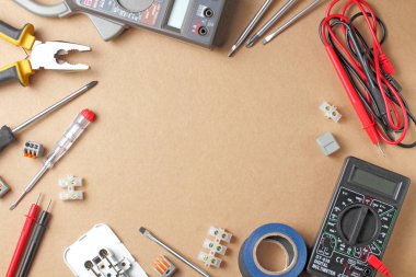 Bir zanaat arka planı, metin için yer üzerinde çalışmak için düz yatıyordu elektrikçi araçları ve araçlar.