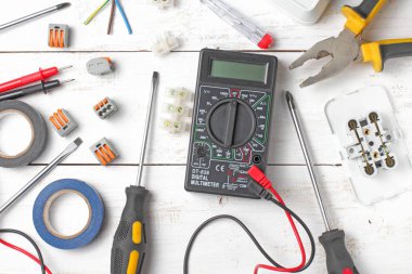 Kırsal beyaz arka planda düz alan, cihazlar ve elektrikçi araçları, yakın plan.