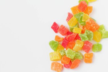 Düz bir zemin, beyaz bir zemin üzerinde çok renkli kurutulmuş meyve parçaları serpiştirme, metin için yer