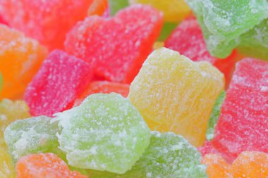 Arkaplan olarak şekerli kurutulmuş meyve parçaları yakın plan olarak.