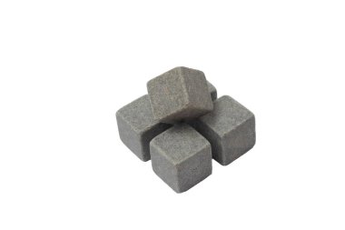 Viski taşları yakın plan, beyaz arkaplan üzerinde izole, metin için yer.