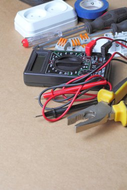 Bir elektrik mühendisinin araç gereçleri ve ekipmanı veya el sanatları arka planında çalışan profesyonel bir işçi, metin için yer.