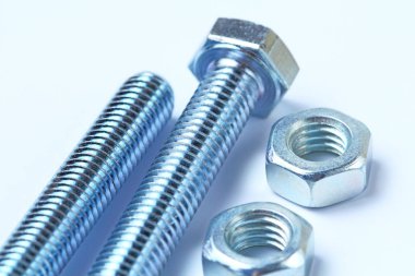 Sürgüler ve fındıklar, yakın plan, beyaz arkaplan.