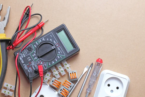 Leigos planos, ferramentas e equipamentos de um engenheiro elétrico ou trabalhador profissional em um fundo artesanal, lugar para texto . — Fotografia de Stock