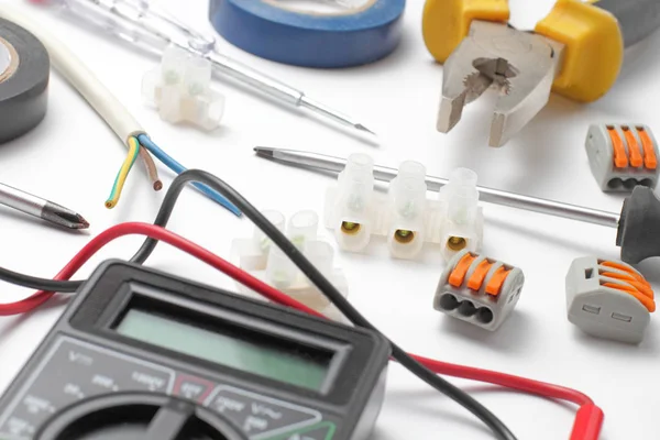 Beyaz arka planda çalışan bir elektrik mühendisi veya profesyonel işçisinin araç ve ekipmanları.