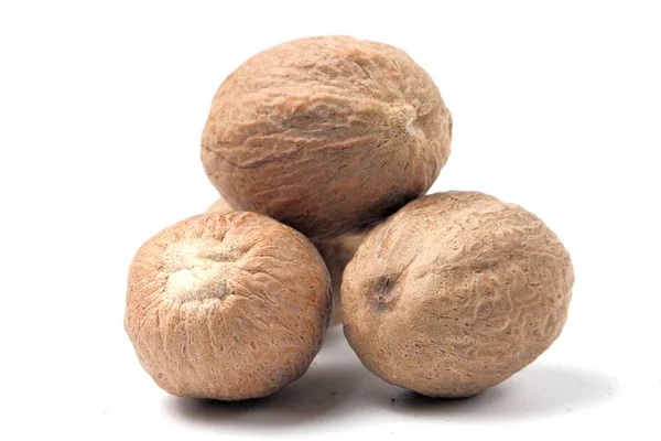 Nutmeg nötter närbild på en vit bakgrund. — Stockfoto