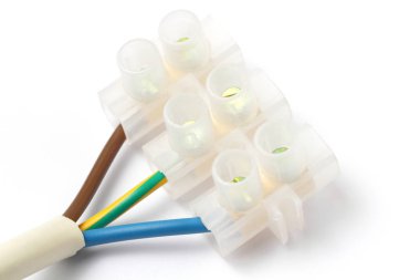 Bağlı kabloları olan elektrik terminali, beyaz arkaplan, izole et.