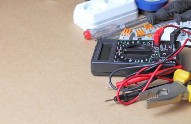 Elektrikçi araçları, zanaat arka planı, metin için yer.