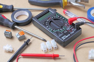 Bir elektrik mühendisinin araç gereçleri ve ekipmanı veya el sanatları arka planında çalışan profesyonel bir işçi, metin için yer.