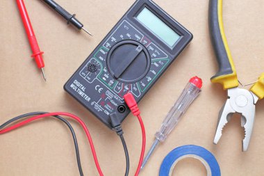 Bir elektrik mühendisinin ya da profesyonel işçinin el sanatları arka planı, metin için yeri, düz yatış, aletleri ve ekipmanları.