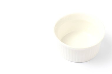 Beyaz seramik kaplar beyaz arka plandaki sos için yakın plan, boşluğu kopyala.
