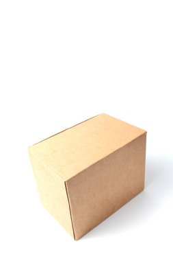 Posta ve ambalaj için karton kutu beyaz arkaplan yakın plan, boşluğu kopyala.