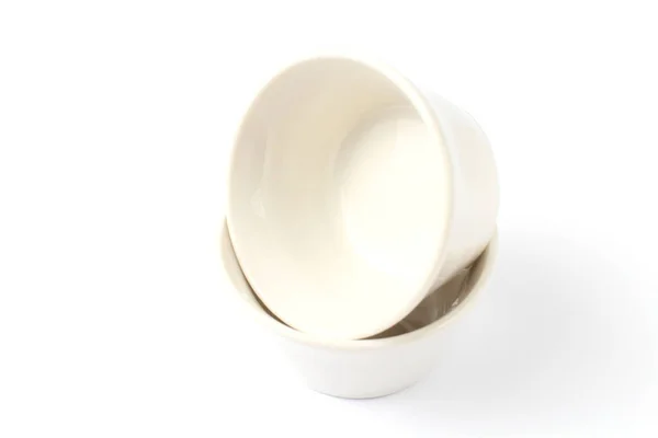 Λευκά κεραμικά πιάτα για σάλτσα σε λευκό φόντο close-up. — Φωτογραφία Αρχείου