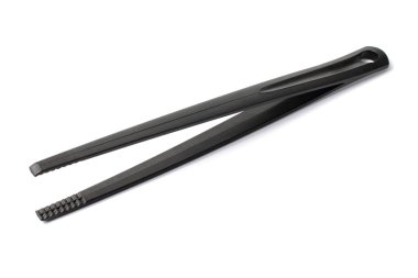 Ev mutfağı için mutfak cımbızı, beyaz arka planda siyah, izole.