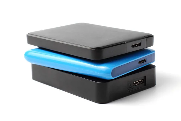 Beyaz arkaplanda büyük miktarda belleğe sahip birkaç harici sürücü Ssd veya Hdd, yakın plan.