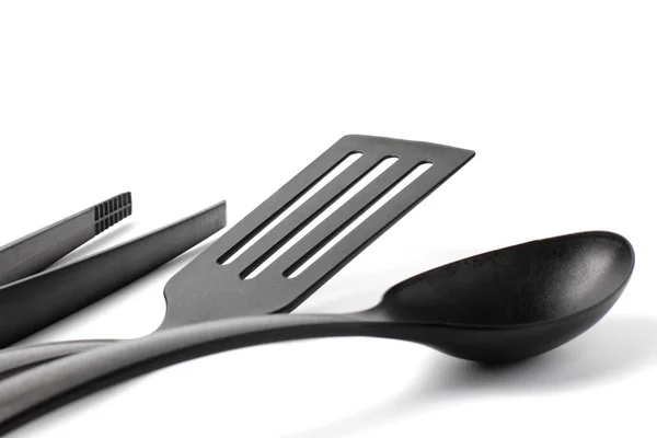 Utensile da cucina domestico, spatola, cucchiaio, pinzette da cucina, fondo bianco, primo piano, isolare . — Foto Stock