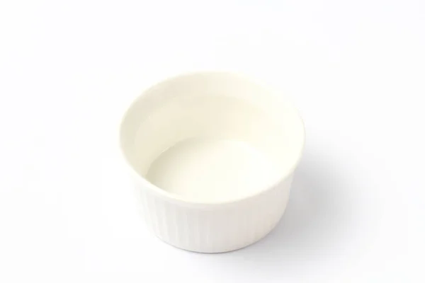 Белые керамические блюда для соуса на белом фоне крупным планом, копировальное пространство . — стоковое фото