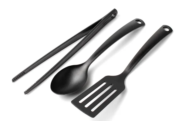 Utensile da cucina domestico, spatola, cucchiaio, pinzette da cucina, fondo bianco, primo piano, isolare . — Foto Stock