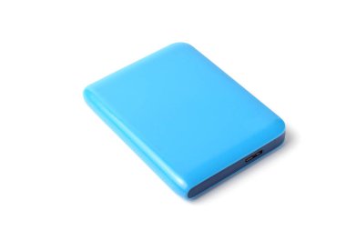 Beyaz arkaplanda büyük miktarda belleğe sahip Ssd veya Hdd harici sürücüsü, yakın plan.