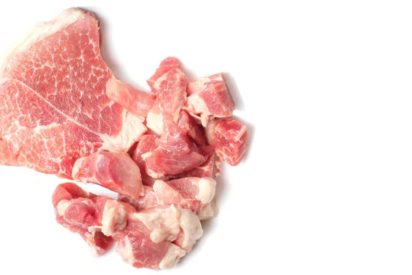 Rauw Vlees Wordt Gesneden Grote Kleine Stukjes Een Witte Achtergrond — Stockfoto