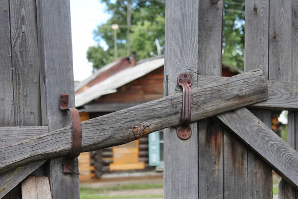 Ajar Altes Tor Aus Holz Mit Einer Hölzernen Querstange Nahaufnahme — Stockfoto