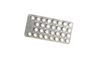 Poşetteki tıbbi haplar, yakın plan, beyaz arka plan, tecrit, antiviral uyuşturucu konsepti.