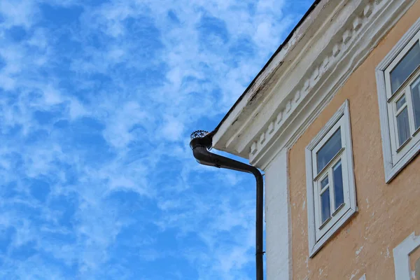 Ecke Eines Steinernen Alten Hauses Vor Strahlend Blauem Himmel — Stockfoto