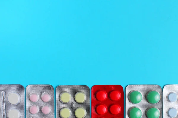 Orvosi Tabletták Csomagolás Kék Háttér Közelkép Lapos Laikus Másolás Tér — Stock Fotó
