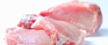 Büyük parça çiğ domuz bifteği, geniş pankart, yakın plan, beyaz arka plan, izole.