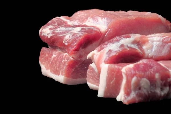 Grote Stukken Rauwe Varkenssteak Close Zwarte Achtergrond Isoleren — Stockfoto