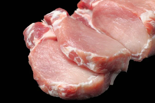 Grote Stukken Rauwe Varkenssteak Close Zwarte Achtergrond Isoleren — Stockfoto