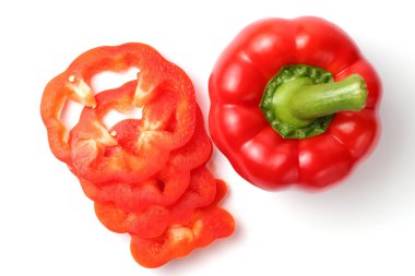 Dilimlenmiş tatlı dolmalık biber beyaz arka planda yakın plan, boşluğu kopyala