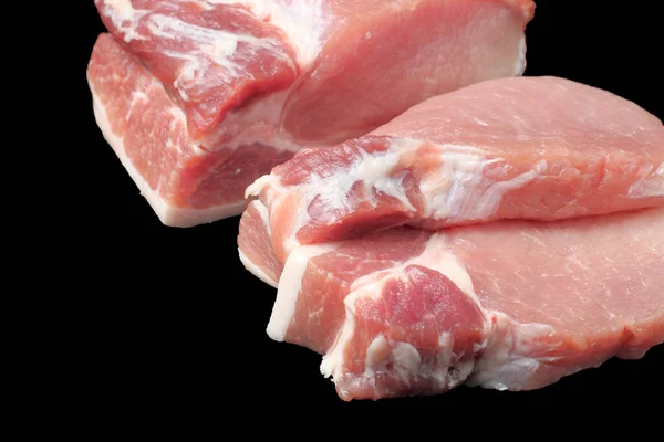 Rauwe Varkenssteak Grote Stukken Close Zwarte Achtergrond Isoleren — Stockfoto